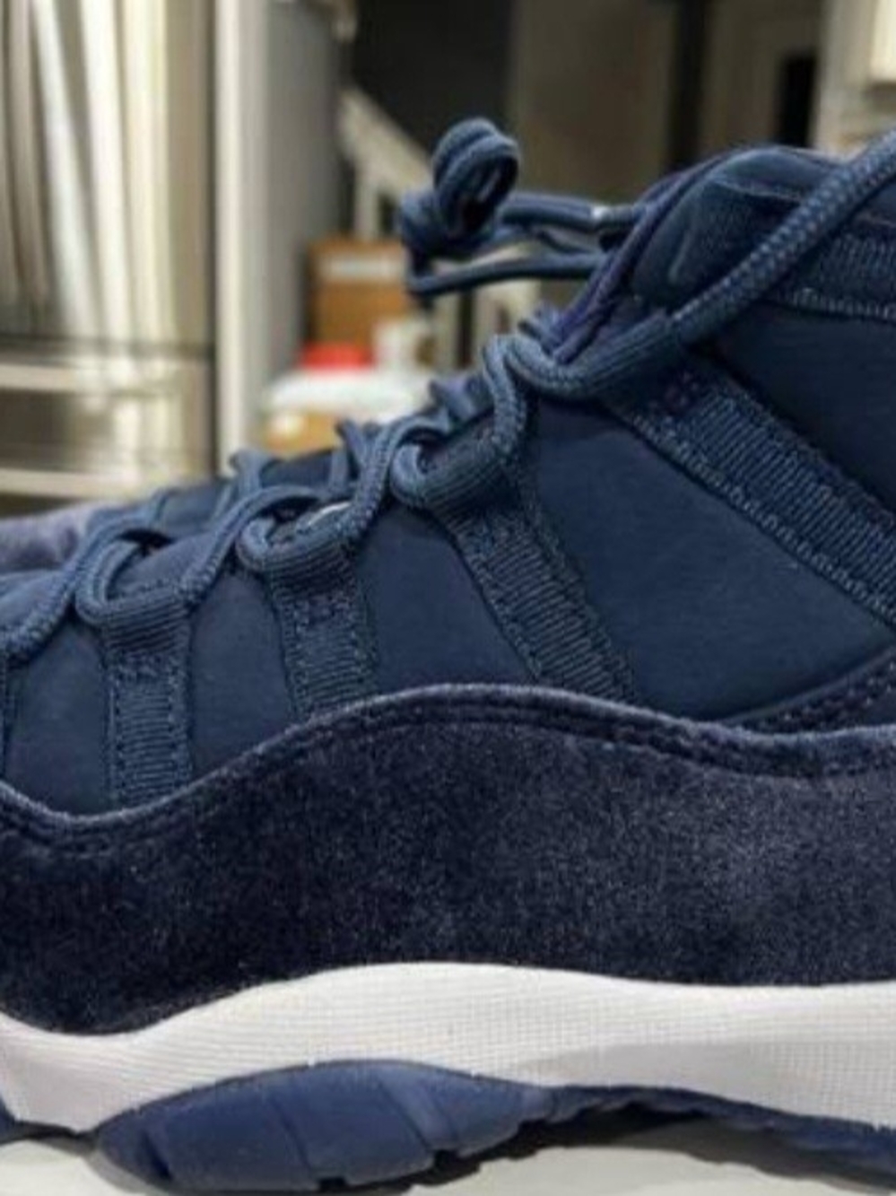 Men's Blue Velvet High-Top Athletic Sneakers Verified Authentic Jordan Retro 11 - Picture 5 of 6